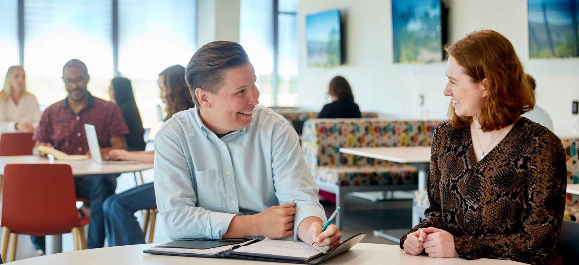 Two employees meet in the cafe